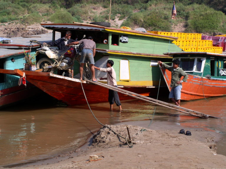 Nan Ben, Taxoang by boat.